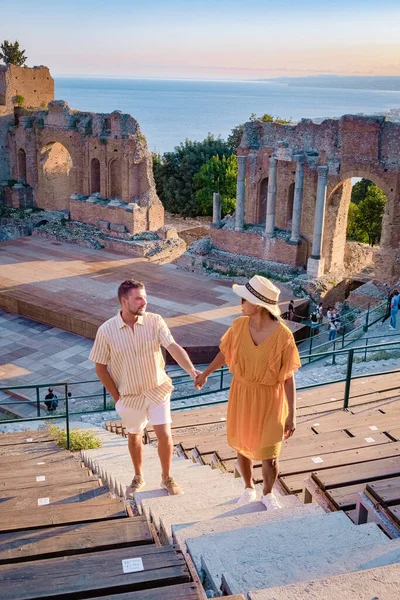 Taormina Sicilia, pareja observando la puesta de sol en las ruinas del antiguo teatro griego en Taormina, Sicilia — Foto de Stock