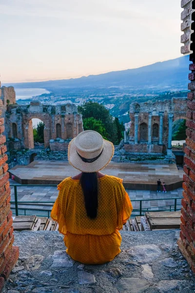 Taormina Sicilia, pareja observando la puesta de sol en las ruinas del antiguo teatro griego en Taormina, Sicilia — Foto de Stock