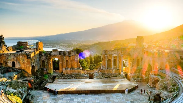 Taormina Sicilia, puesta de sol en las ruinas del antiguo teatro griego en Taormina, Sicilia — Foto de Stock