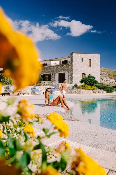 Coppia in vacanza di lusso rilassante a bordo piscina in agriturismo in Sicilia Italia — Foto Stock