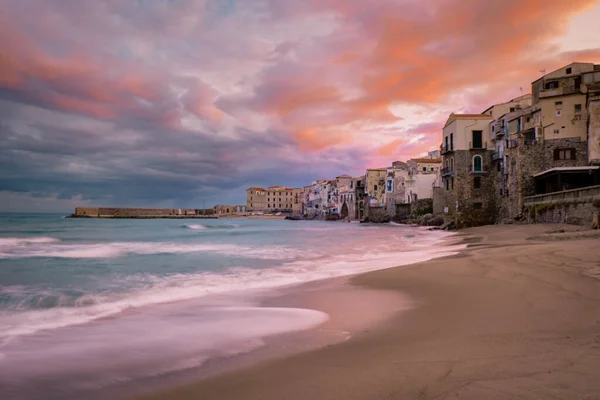 Закат на пляже Cefalu Сицилия, старый город Cefalu Сицилия панорамный вид на красочную деревню — стоковое фото