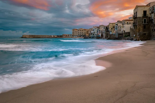 Pôr do sol na praia de Cefalu Sicília, cidade velha de Cefalu Sicilia vista panorâmica na colorida aldeia — Fotografia de Stock