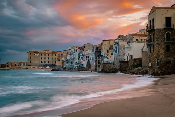 Sunset at the beach of Cefalu Sicily, old town of Cefalu Sicilia panoramic view at the colorful village — Stock Photo, Image