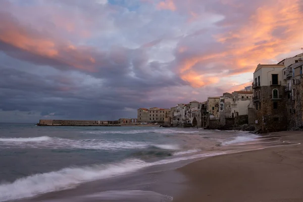 Ηλιοβασίλεμα στην παραλία του Cefalu Σικελία, παλιά πόλη της Cefalu Sicilia πανοραμική θέα στο πολύχρωμο χωριό — Φωτογραφία Αρχείου