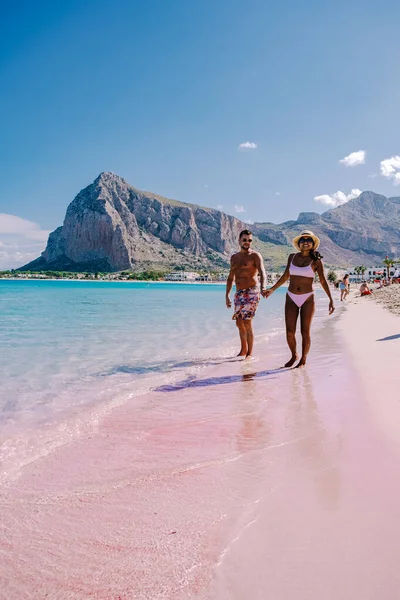 Pár mužů a žen ve středním věku na dovolené na italském ostrově Sicílie na pláži San Vito Lo Capo — Stock fotografie