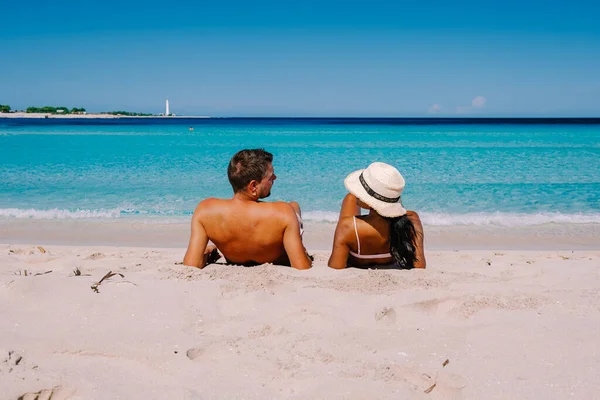 Пара мужчин и женщин среднего возраста в отпуске на итальянском острове Сицилия посещение пляжа Сан-Вито-Ло-Капо — стоковое фото