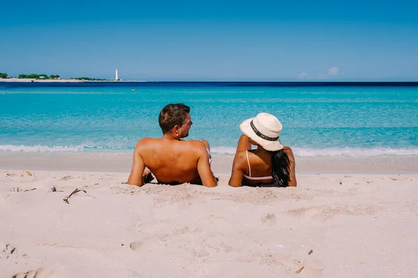 Pareja de hombres y mujeres de mediana edad de vacaciones en la isla italiana Sicilia visitando la playa de San Vito Lo Capo —  Fotos de Stock