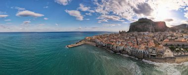 Cefalu Sicilya sahilinde gün batımı, Cefalu Sicilya 'nın eski bir kasabası renkli köyde panoramik manzara
