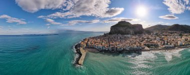 Cefalu Sicilya sahilinde gün batımı, Cefalu Sicilya 'nın eski bir kasabası renkli köyde panoramik manzara