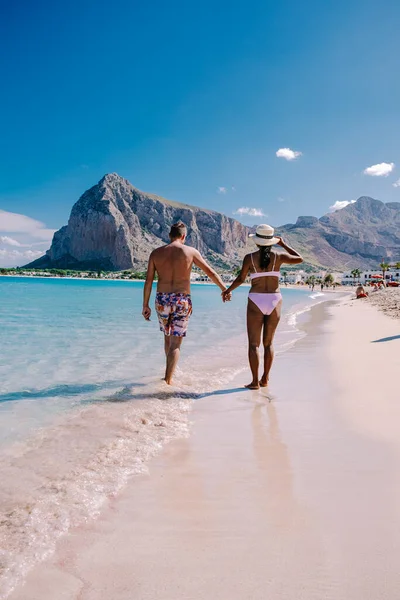 Paar Männer und Frauen mittleren Alters im Urlaub auf der italienischen Insel Sizilien zu Besuch am Strand von San Vito Lo Capo — Stockfoto