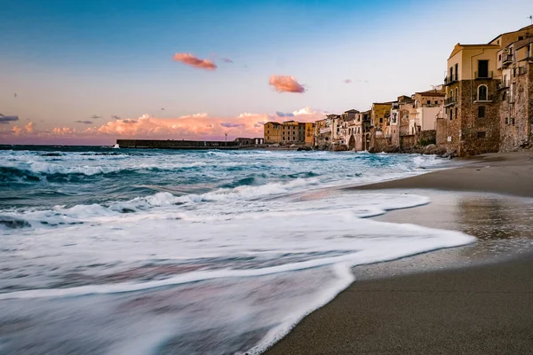 Pôr do sol na praia de Cefalu Sicília, cidade velha de Cefalu Sicilia vista panorâmica na colorida aldeia — Fotografia de Stock