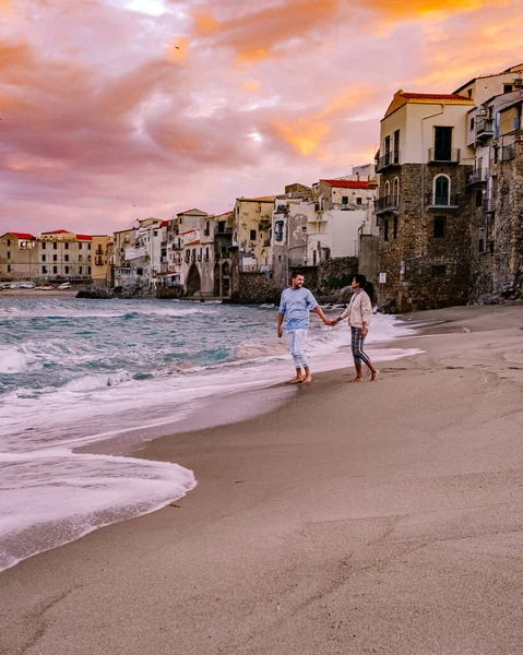 Coucher de soleil sur la plage de Cefalu Sicile, vieille ville de Cefalu Sicile vue panoramique sur le village coloré — Photo