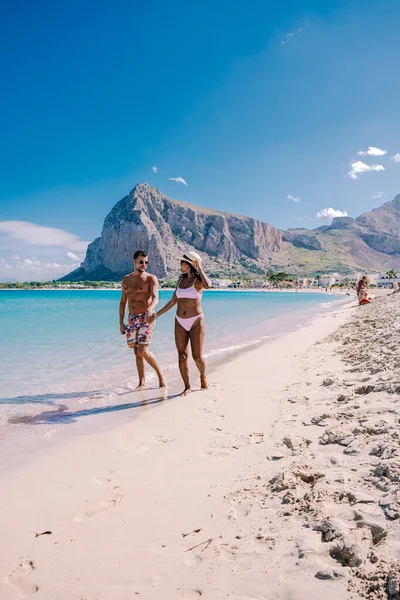 Pareja de hombres y mujeres de mediana edad de vacaciones en la isla italiana Sicilia visitando la playa de San Vito Lo Capo — Foto de Stock