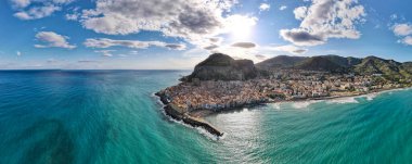 Cefalu Sicilya sahilinde gün batımı, Cefalu Sicilya 'nın eski bir kasabası renkli köyde panoramik manzara