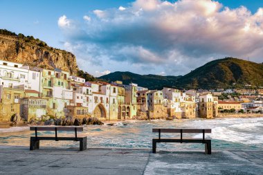 Cefalu Sicilya sahilinde gün batımı, Cefalu Sicilya 'nın eski bir kasabası renkli köyde panoramik manzara
