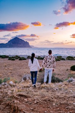 İtalyan Adası 'nda tatilde olan çift, San Vito Lo Capo plajını ziyaret ediyor.