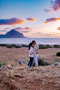 İtalyan Adası 'nda tatilde olan çift, San Vito Lo Capo plajını ziyaret ediyor.