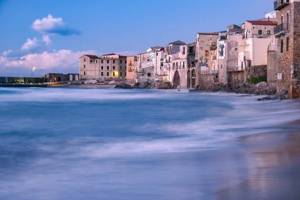 Pôr do sol na praia de Cefalu Sicília, cidade velha de Cefalu Sicilia vista panorâmica na colorida aldeia — Fotografia de Stock