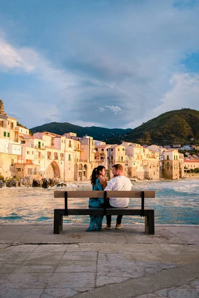 Coucher de soleil sur la plage de Cefalu Sicile, vieille ville de Cefalu Sicile vue panoramique sur le village coloré — Photo