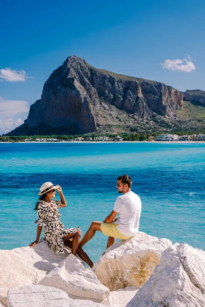 Paar mannen en vrouwen van middelbare leeftijd op vakantie op het Italiaanse eiland Sicilië een bezoek aan het strand van San Vito Lo Capo — Stockfoto