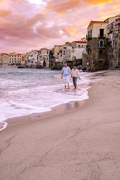 Coucher de soleil sur la plage de Cefalu Sicile, vieille ville de Cefalu Sicile vue panoramique sur le village coloré — Photo