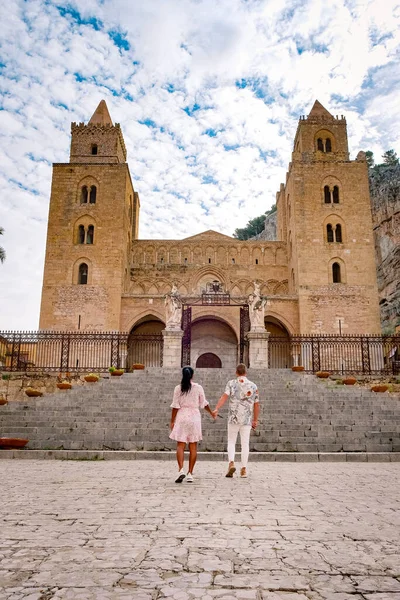 Puesta de sol en la playa de Cefalu Sicilia, casco antiguo de Cefalu Sicilia vista panorámica en el colorido pueblo — Foto de Stock