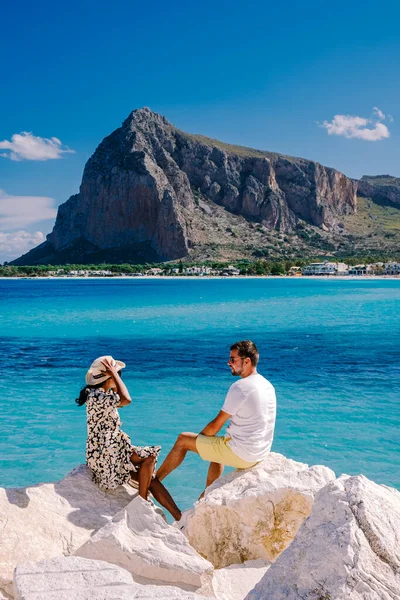 Paar mannen en vrouwen van middelbare leeftijd op vakantie op het Italiaanse eiland Sicilië een bezoek aan het strand van San Vito Lo Capo — Stockfoto