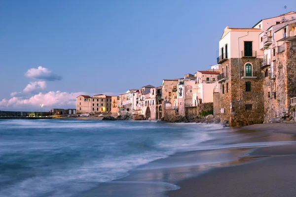 Puesta de sol en la playa de Cefalu Sicilia, casco antiguo de Cefalu Sicilia vista panorámica en el colorido pueblo —  Fotos de Stock