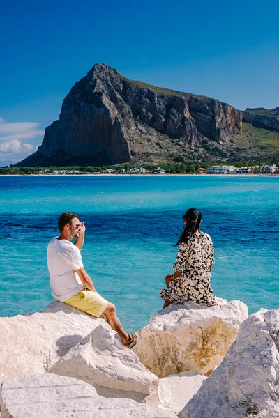 Paar Männer und Frauen mittleren Alters im Urlaub auf der italienischen Insel Sizilien zu Besuch am Strand von San Vito Lo Capo — Stockfoto