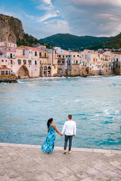 Pôr do sol na praia de Cefalu Sicília, cidade velha de Cefalu Sicilia vista panorâmica na colorida aldeia — Fotografia de Stock