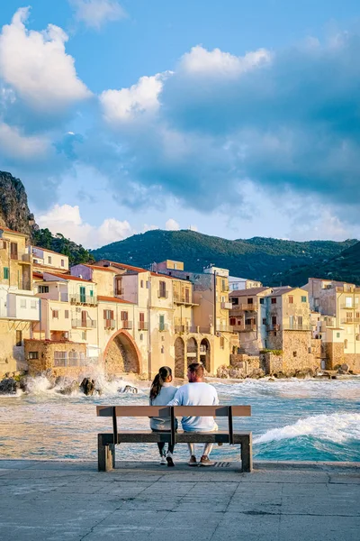 Pôr do sol na praia de Cefalu Sicília, cidade velha de Cefalu Sicilia vista panorâmica na colorida aldeia — Fotografia de Stock
