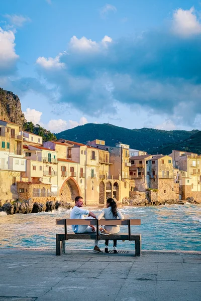 Puesta de sol en la playa de Cefalu Sicilia, casco antiguo de Cefalu Sicilia vista panorámica en el colorido pueblo —  Fotos de Stock