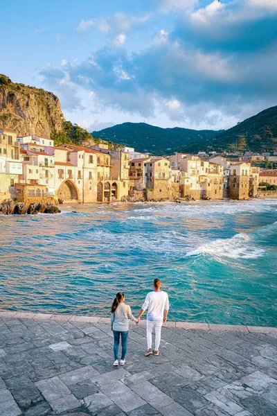 Západ slunce na pláži Cefalu Sicílie, staré město Cefalu Sicílie panoramatický výhled na pestrou vesnici — Stock fotografie