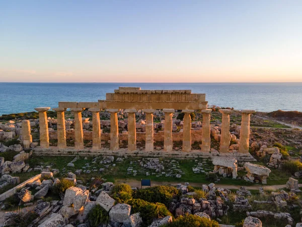 Selinunte, templo, Sicilia, Italia, vista aérea del dron de los templos romanos griegos durante la puesta del sol — Foto de Stock