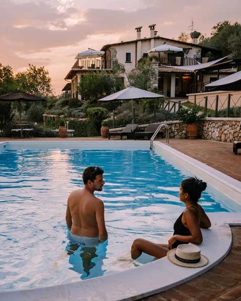 Casa di campagna di lusso con piscina in Italia, Coppia in Vacanza in villa di lusso in Italia, uomini e donne che guardano il tramonto — Foto Stock