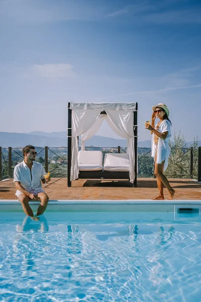 Casa di campagna di lusso con piscina in Italia, Coppia in Vacanza in villa di lusso in Italia, uomini e donne che guardano il tramonto — Foto Stock