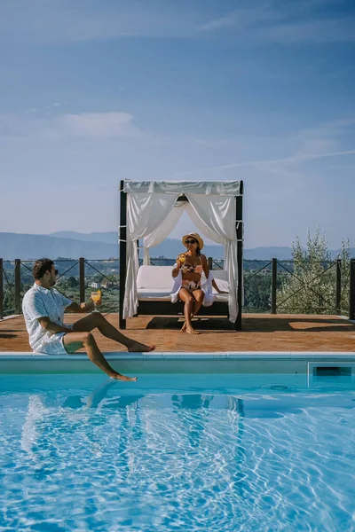 Casa di campagna di lusso con piscina in Italia, Coppia in Vacanza in villa di lusso in Italia, uomini e donne che guardano il tramonto — Foto Stock