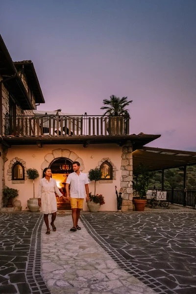 Maison de campagne de luxe avec piscine en Italie, Couple en vacances dans une villa de luxe en Italie, hommes et femmes regardant le coucher du soleil — Photo
