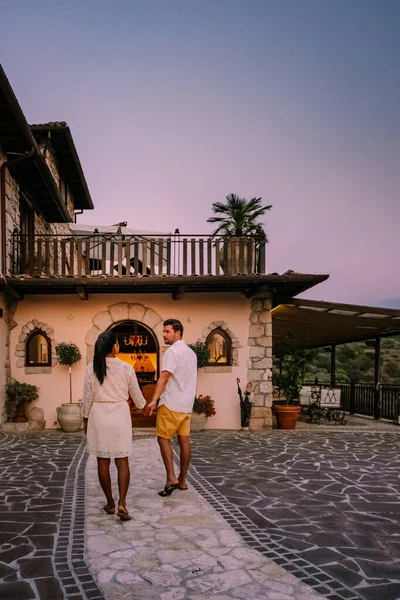 Casa de campo de lujo con piscina en Italia, Pareja de vacaciones en villa de lujo en Italia, hombres y mujeres viendo la puesta de sol — Foto de Stock