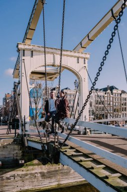 Magere brug Amsterdam Hollanda, Amsterdam Hollanda şehir gezisi çift