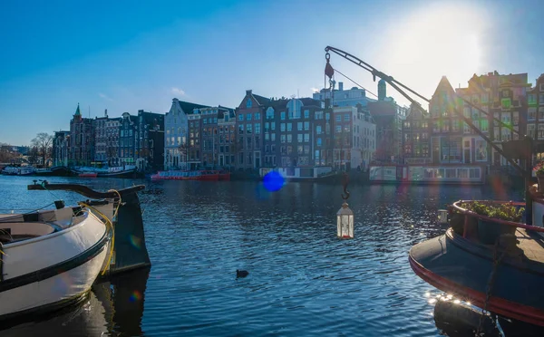 Amsterdam Niederlande, Kanäle mit Lichtern am Abend im Dezember während der Winterzeit in der niederländischen Stadt Amsterdam — Stockfoto