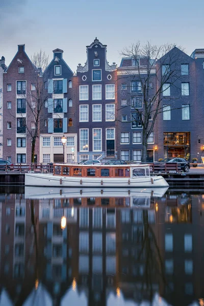 Amsterdams Kanäle im Abendlicht, Holländische Kanäle in Amsterdam Holland Niederlande im Winter in den Niederlanden — Stockfoto