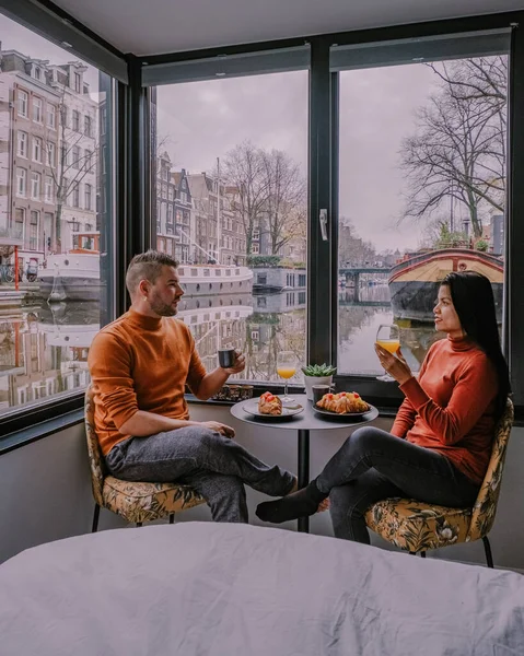 Amsterdam canaux hollandais, visite en couple canaux hollandais lors d'un voyage à Amsterdam, hommes et femmes en voyage à Amsterdam Pays-Bas — Photo