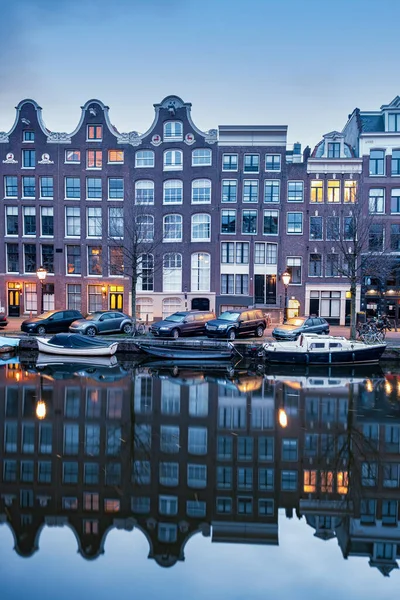 Amsterdams Kanäle im Abendlicht, Holländische Kanäle in Amsterdam Holland Niederlande im Winter in den Niederlanden — Stockfoto