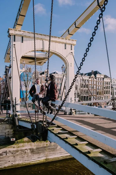 Пара чоловіків і жінок подорожують містом в історичному центрі Амстердама, Нідерланди — стокове фото