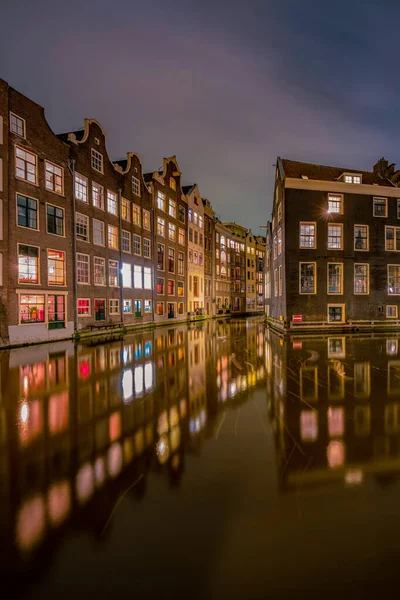 アムステルダムの運河夕方の光、オランダの運河アムステルダムのオランダ冬の間のオランダ — ストック写真