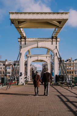 Magere brug Amsterdam Hollanda, Amsterdam Hollanda şehir gezisi çift