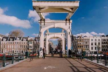Amsterdam Hollanda Aralık 2020, Hollanda 'da kış boyunca insanlar köprüden geçiyorlar.