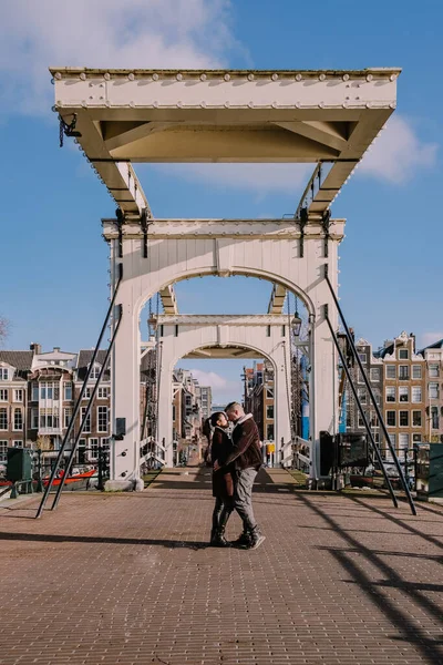 Para mężczyzn i kobiet na wycieczce po Amsterdamie historyczne centrum Amsterdam Holandia — Zdjęcie stockowe