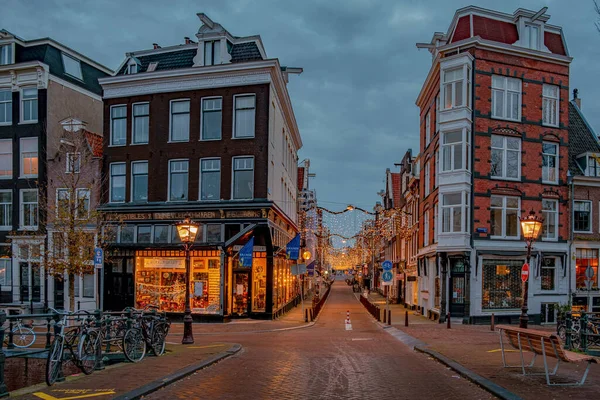 Amsterdam Niederlande, Kanäle mit Lichtern am Abend im Dezember während der Winterzeit in der niederländischen Stadt Amsterdam — Stockfoto